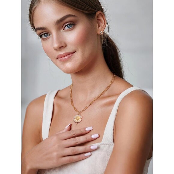 Lucky Clover Pendant Necklace in 18K Gold with Adjustable Length & Zirconia - Picture 5 of 7